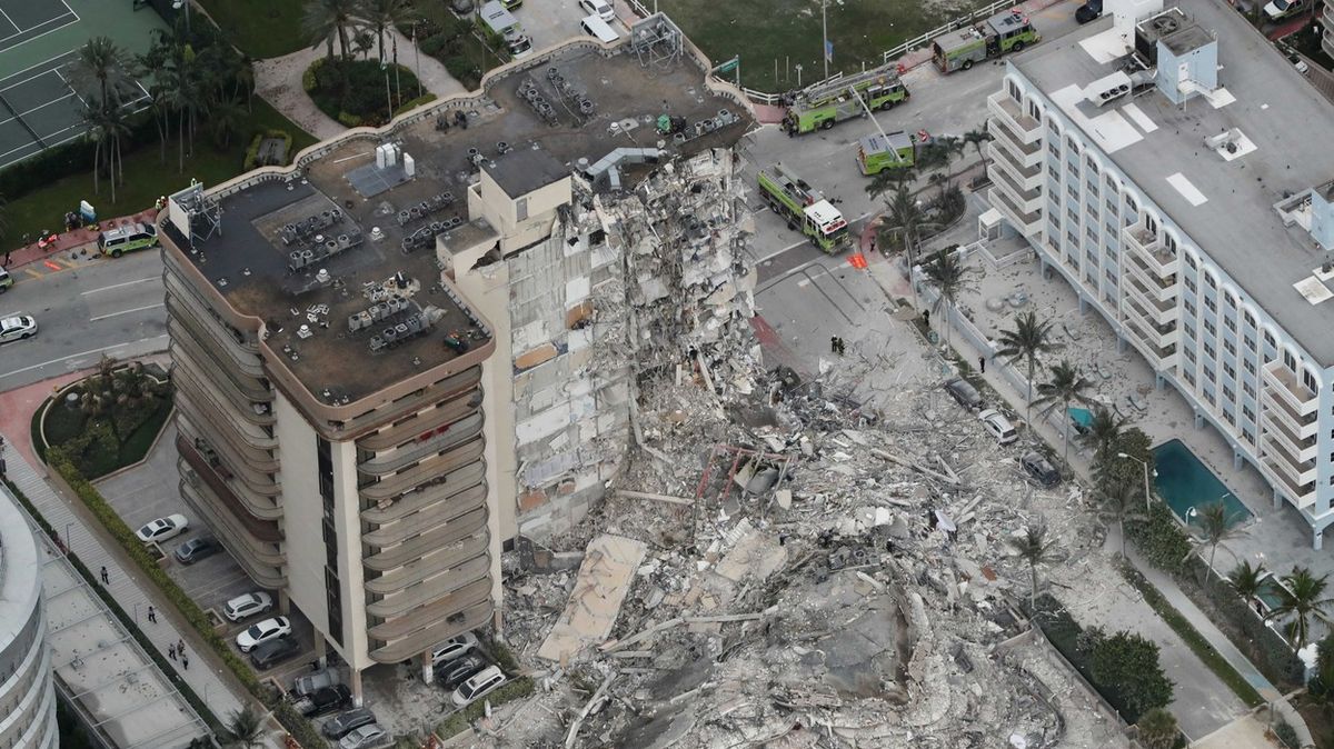 Po zhroucení domu v Miami zemřeli čtyři lidé, pohřešuje se 159